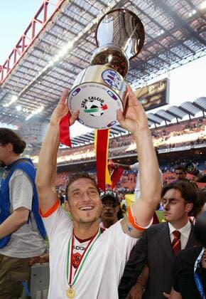 AS Rom ist italienischer Pokalsieger - Francesco Totti präsentiert die Trophäe - Fußball Herren Coppa Italia 2006 2007, Italienischer Pokal, Pokalspiel, Endspiel, Finale, Pokalfinale Pokalendspiel Gruppe Mailand Freude, Fußball Herren Coppa Italia 2006 2007, Italienischer Pokal, Pokalspiel, Endspiel, Finale, Pokalfinale Pokalendspiel Gruppe Mailand Freude,