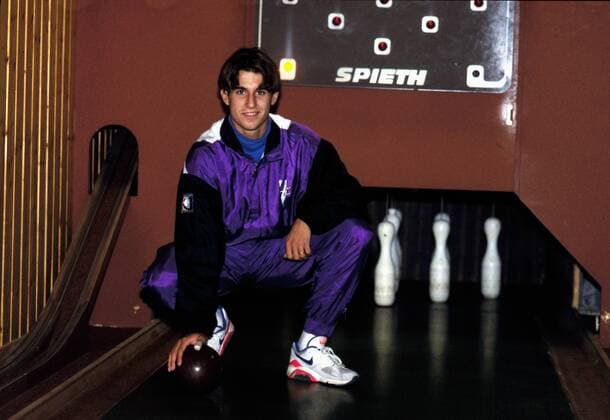 Mehmet Scholl (Deutschland Karlsruher SC) spielt privat gerne Kegeln Fußball 1. BL Herren Saison 1990 1991, KSC Einzelbild Karlsruhe Fußball 1. BL Herren Saison 1990 1991, KSC Einzelbild Karlsruhe