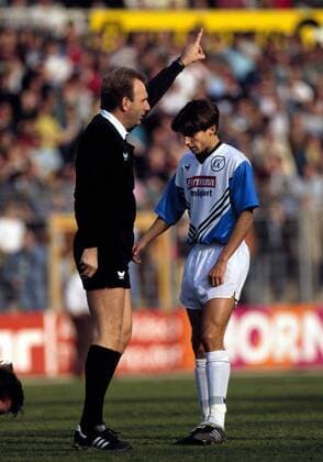 Mehmet Scholl (Karlsruhe) wird von Schiedsrichter Hans Jürgen Weber zurechtgewiesen Fußball 1. BL Herren Saison 1991 1992, KSC Gruppe Karlsruhe Fußball 1. BL Herren Saison 1991 1992, KSC Gruppe Karlsruhe