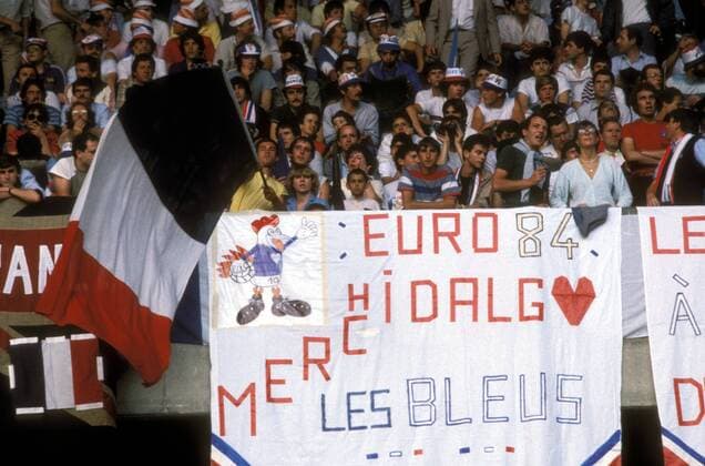 Fußball, EM Finale 1984 in Paris, Frankreich - Spanien Euro 84: Merci Hidalgo; Les Bleus - die französischen Fans bedanken sich bei Nationaltrainer Michel Hidalgo und seinem Team Fußball Länderspiel Herren EM 1984, Nationalmannschaft, Finale, Endspiel, Frankreich, französisch, französische, französischer Totale Paris Fußball Länderspiel Herren EM 1984, Nationalmannschaft, Finale, Endspiel, Frankreich, französisch, französische, französischer Totale Paris