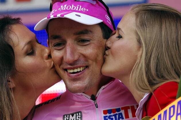 Marco Pinotti (Italien T Mobile) nach der 6. Etappe des Giro dItalia 2007 im Rosa Trikot - Radsport Herren 90. Giro dItalia, d Italia, ProTour, Straßenradsport, Straße, Rad Gruppe 6. Etappe: Tivoli - Spoleto Freude, Radsport Herren 90. Giro dItalia, d Italia, ProTour, Straßenradsport, Straße, Rad Gruppe 6. Etappe: Tivoli - Spoleto Freude,