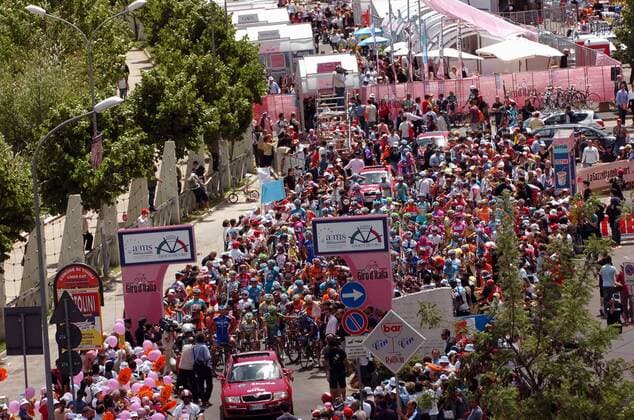 Das Teilnehmerfeld vor dem Start der 6. Etappe des Giro dItalia 2007 in Tivoli - Radsport Herren 90. Giro dItalia, d Italia, ProTour, Straßenradsport, Straße, Rad Totale 2007 6. Etappe: Tivoli - Spoleto Radsport Herren 90. Giro dItalia, d Italia, ProTour, Straßenradsport, Straße, Rad Totale 2007 6. Etappe: Tivoli - Spoleto