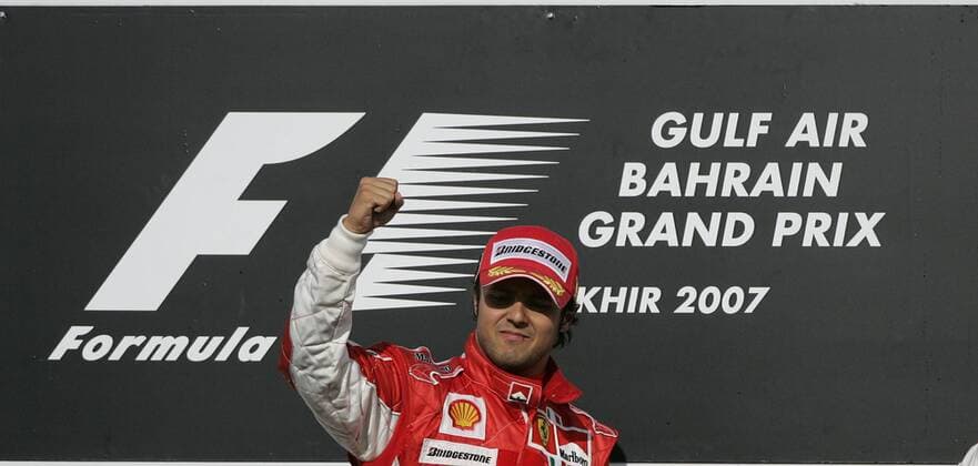 Felipe Massa (Brasilien Ferrari) - Sieger des GP von Bahrain 2007 jubelt vor dem FIA F1 Logo Motorsport Grand Prix Herren Großer Preis von Bahrain 2007, Formel 1 Weltmeisterschaft, F1, F, GP, WM Einzelbild Manama Sakhir Freude, Motorsport Grand Prix Herren Großer Preis von Bahrain 2007, Formel 1 Weltmeisterschaft, F1, F, GP, WM Einzelbild Manama Sakhir Freude,