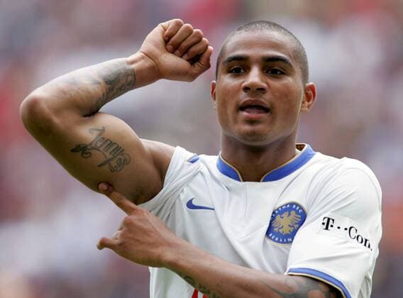 Kevin Prince Boateng (Hertha) zeigt beim Torjubel auf den Namenszug seiner Freundin Jenny, den er sich auf den rechten Bizeps tätowiert hat Fußball 1. BL Herren Saison 2006 2007, Hertha BSC Berlin Einzelbild Frankfurt M. Freude, Fußball 1. BL Herren Saison 2006 2007, Hertha BSC Berlin Einzelbild Frankfurt M. Freude,