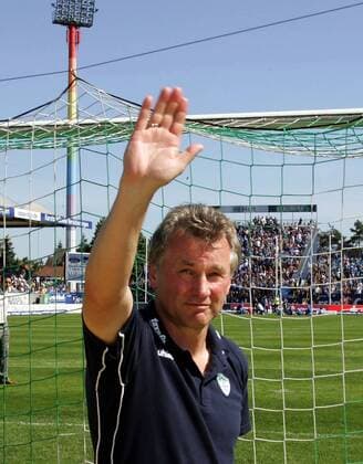 Trainer Benno Möhlmann (Fürth) verabschiedet sich von den Zuschauern Fußball 2. BL Herren Saison 2006 2007, SpVgg Greuther Fürth Einzelbild Fürth Fußball 2. BL Herren Saison 2006 2007, SpVgg Greuther Fürth Einzelbild Fürth