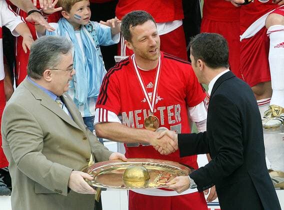 Thomas Linke (Salzburg, Mitte) nimmt die Meisterschale für den Gewinn der Österreichischen Meisterschaft 2006 2007 entgegen -  Fußball 1. BL Herren TmobileBundesliga 2006 2007, 1. Österreichische Liga, SV Red Bull Salzburg Gruppe Wals Siezenheim Fußball 1. BL Herren TmobileBundesliga 2006 2007, 1. Österreichische Liga, SV Red Bull Salzburg Gruppe Wals Siezenheim