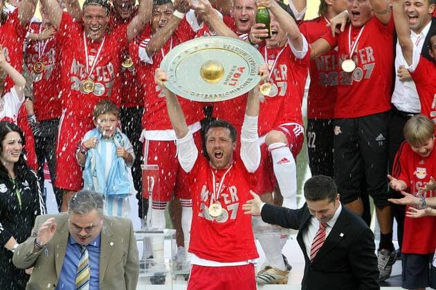 Thomas Linke (Salzburg, Mitte) stemmt die Meisterschale für den Gewinn der Österreichischen Meisterschaft 2006 2007 -  Fußball 1. BL Herren TmobileBundesliga 2006 2007, 1. Österreichische Liga, SV Red Bull Salzburg Totale Schrei, Jubelschrei, Freudenschrei Wals Siezenheim Begeisterung, Freude, Fußball 1. BL Herren TmobileBundesliga 2006 2007, 1. Österreichische Liga, SV Red Bull Salzburg Totale Schrei, Jubelschrei, Freudenschrei Wals Siezenheim Begeisterung, Freude,