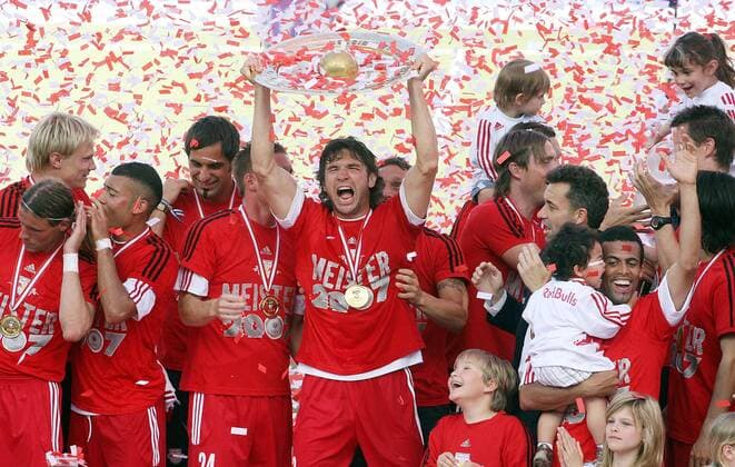 Thomas Winklhofer (Salzburg, Mitte) stemmt die Meisterschale für den Gewinn der Österreichischen Meisterschaft 2006 2007 -  Fußball 1. BL Herren TmobileBundesliga 2006 2007, 1. Österreichische Liga, SV Red Bull Salzburg Totale Schrei, Jubelschrei, Freudenschrei Wals Siezenheim Begeisterung, Freude, Fußball 1. BL Herren TmobileBundesliga 2006 2007, 1. Österreichische Liga, SV Red Bull Salzburg Totale Schrei, Jubelschrei, Freudenschrei Wals Siezenheim Begeisterung, Freude,