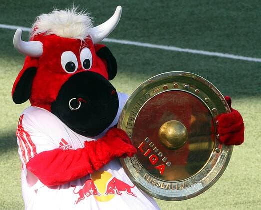 Maskottchen Bullidibumm (Salzburg) stemmt die Meisterschale für den Gewinn der Österreichischen Meisterschaft 2006 2007 -  Fußball 1. BL Herren TmobileBundesliga 2006 2007, 1. Österreichische Liga, SV Red Bull Salzburg Einzelbild Wals Siezenheim Fußball 1. BL Herren TmobileBundesliga 2006 2007, 1. Österreichische Liga, SV Red Bull Salzburg Einzelbild Wals Siezenheim
