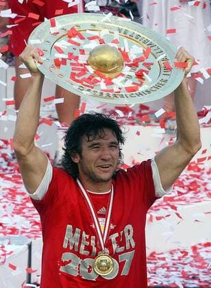Thomas Winklhofer (Salzburg präsentiert die Meisterschale zum Gewinn der Österreichischen Meisterschaft 2006 2007 -  Fußball 1. BL Herren TmobileBundesliga 2006 2007, 1. Österreichische Liga, RedBull Einzelbild Wals Siezenheim Freude, Fußball 1. BL Herren TmobileBundesliga 2006 2007, 1. Österreichische Liga, RedBull Einzelbild Wals Siezenheim Freude,