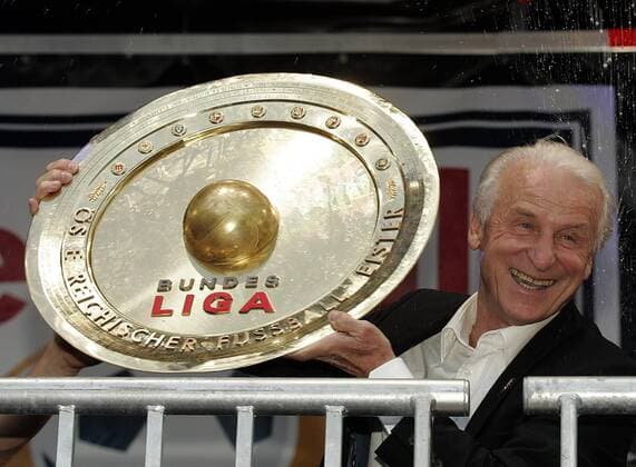 Teamchef Giovanni Trapattoni (Salzburg) - Österreichischer Meister 2006 2007 - präsentiert die Meisterschale -  Fußball 1. BL Herren TmobileBundesliga 2006 2007, 1. Österreichische Liga, SV Red Bull Salzburg Einzelbild Wals Siezenheim Freude, Fußball 1. BL Herren TmobileBundesliga 2006 2007, 1. Österreichische Liga, SV Red Bull Salzburg Einzelbild Wals Siezenheim Freude,