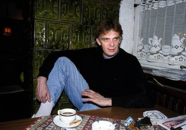 Trainer Volker Finke (Freiburg) leger bei einer Tasse Kaffee Fußball 2. BL Herren Saison 1991 1992, SC Freiburg Einzelbild Aufnahmedatum geschätzt Freiburg Fußball 2. BL Herren Saison 1991 1992, SC Freiburg Einzelbild Aufnahmedatum geschätzt Freiburg