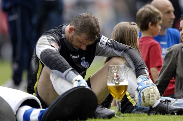 Für Torwart Georg Koch (Duisburg) scheint das große Bier, während der Aufstiegsfeier 2006 2007, zuviel gewesen zu sein Fußball 2. BL Herren Saison 2006 2007, MSV Duisburg, Aufstieg, Aufsteiger, Aufstiegsfeier, Feier, feiern, Vdig Einzelbild Duisburg Erschöpfung, Fußball 2. BL Herren Saison 2006 2007, MSV Duisburg, Aufstieg, Aufsteiger, Aufstiegsfeier, Feier, feiern, Vdig Einzelbild Duisburg Erschöpfung,