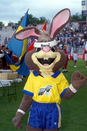 UEFA EM Maskottchen Berni während der Eröffnungszeremonie Fußball Länderspiel Herren EM 1992, Nationalmannschaft, Gruppe B, Eröffnung, Zeremonie, Feier, Eröffnungsfeier Einzelbild Norrköping Fußball Länderspiel Herren EM 1992, Nationalmannschaft, Gruppe B, Eröffnung, Zeremonie, Feier, Eröffnungsfeier Einzelbild Norrköping