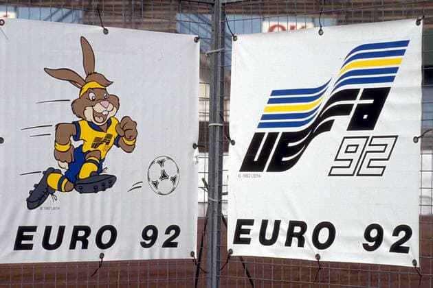 Euro 92 - Plakate mit UEFA EM Maskottchen Berni und mit dem Turnierlogo an Aufstellern Fußball Länderspiel Herren EM 1992, Nationalmannschaft, Gruppe A Einzelbild Göteborg Fußball Länderspiel Herren EM 1992, Nationalmannschaft, Gruppe A Einzelbild Göteborg