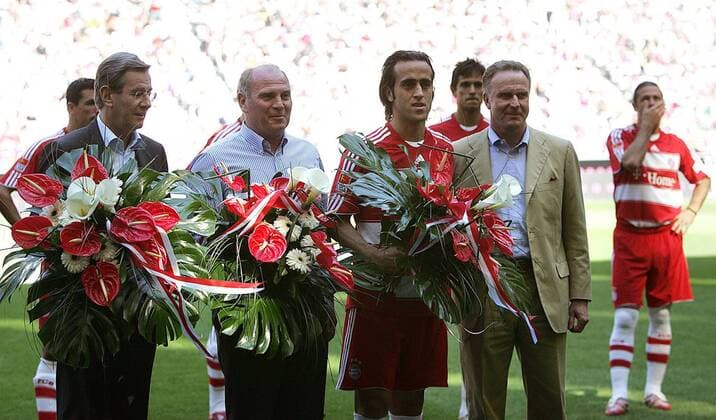 Ali Karimi (2.v.re.) wird von Vorstandsmitglied Karl Hopfner (li.), Manager Uli Hoeneß (2.v.li.) und Vorstandsvorsitzender Karl Heinz Rummenigge (alle Bayern) verabschiedet Fußball 1. BL Herren Saison 2006 2007, FC Bayern München Gruppe München Fußball 1. BL Herren Saison 2006 2007, FC Bayern München Gruppe München