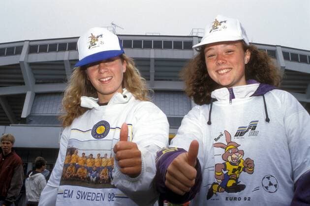 EM Sweden 1992 - zwei weibliche schwedische Fans mit EM Maskottchen Berni auf dem Basecap Fußball Länderspiel Herren EM 1992, Nationalmannschaft, Gruppe A, Schweden, schwedisch, schwedischer, Gruppe Göteborg Fußball Länderspiel Herren EM 1992, Nationalmannschaft, Gruppe A, Schweden, schwedisch, schwedischer, Gruppe Göteborg