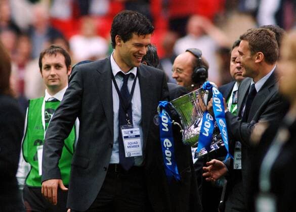 Auch die verletzten Michael Ballack (li.) und Andriy Shevchenko (beide Chelsea) freuen sich über den Sieg im Finale des English FA Cup 2006 2007 und bestaunen die Trophäe -  Fußball Herren English FA Cup 2006 2007, Englischer Pokal, Pokalspiel, Endspiel, Finale Gruppe London Freude, Fußball Herren English FA Cup 2006 2007, Englischer Pokal, Pokalspiel, Endspiel, Finale Gruppe London Freude,