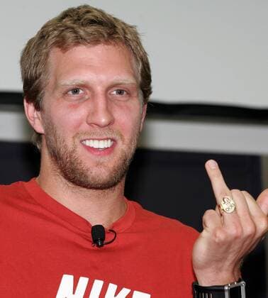 Dirk Nowitzki (Deutschland Dallas Mavericks) präsentiert den Ehrenring des Deutschen Basketballbundes Basketball Herren NBA 2006 2007, Deutscher Basketballbund, DBB, Pressekonferenz, Pressetermin Porträt Frankfurt M. Freude, Basketball Herren NBA 2006 2007, Deutscher Basketballbund, DBB, Pressekonferenz, Pressetermin Porträt Frankfurt M. Freude,