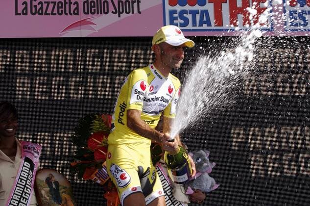 Leonardo Piepoli (Italien Saunier Duval Prodir) gewinnt die 10. Etappe des Giro d Italia 2007 und lässt die Korken knallen - Radsport Herren Giro d Italia 2007, dItalia, ProTour, Straßenradsport, Straße, Rad Einzelbild Signora Della Guardia 10. Etappe: Lido di Camaiore - Santuario Nostra Freude, Radsport Herren Giro d Italia 2007, dItalia, ProTour, Straßenradsport, Straße, Rad Einzelbild Signora Della Guardia 10. Etappe: Lido di Camaiore - Santuario Nostra Freude,