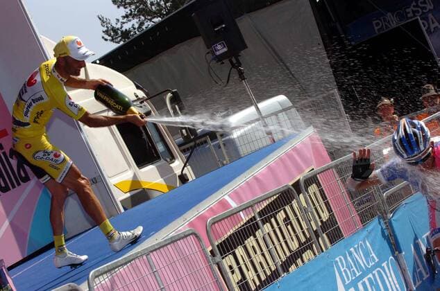 Leonardo Piepoli (Italien Saunier Duval Prodir) gewinnt die 10. Etappe des Giro d Italia 2007 und lässt die Korken knallen - Radsport Herren Giro d Italia 2007, dItalia, ProTour, Straßenradsport, Straße, Rad Einzelbild Signora Della Guardia 10. Etappe: Lido di Camaiore - Santuario Nostra Freude, Radsport Herren Giro d Italia 2007, dItalia, ProTour, Straßenradsport, Straße, Rad Einzelbild Signora Della Guardia 10. Etappe: Lido di Camaiore - Santuario Nostra Freude,