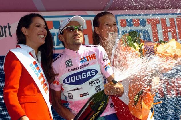 Andrea Noe (Italien Liquigas) übernimmt nach der 10. Etappe des Giro d Italia 2007 die Gesamtführung und lässt die Korken knallen - Radsport Herren Giro d Italia 2007, dItalia, ProTour, Straßenradsport, Straße, Rad Gruppe Signora Della Guardia 10. Etappe: Lido di Camaiore - Santuario Nostra Freude, Radsport Herren Giro d Italia 2007, dItalia, ProTour, Straßenradsport, Straße, Rad Gruppe Signora Della Guardia 10. Etappe: Lido di Camaiore - Santuario Nostra Freude,