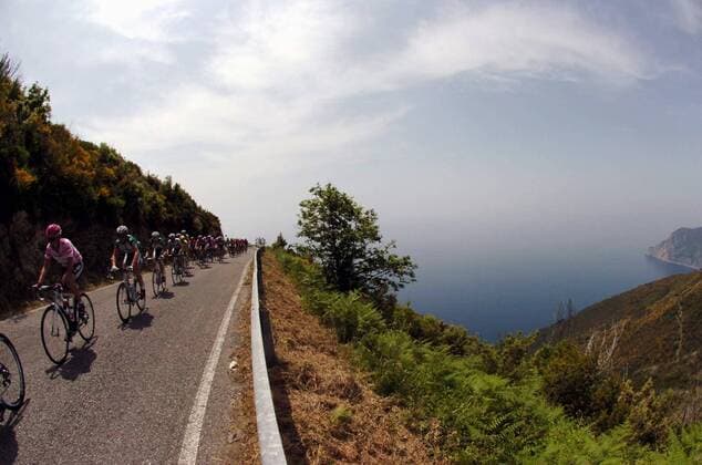 Teilnehmerfeld bewegt sich auf der 10. Etappe des Giro d Italia 2007 entlang der Küste - Radsport Herren Giro d Italia 2007, dItalia, ProTour, Straßenradsport, Straße, Rad Totale Signora Della Guardia 10. Etappe: Lido di Camaiore - Santuario Nostra Weite, Radsport Herren Giro d Italia 2007, dItalia, ProTour, Straßenradsport, Straße, Rad Totale Signora Della Guardia 10. Etappe: Lido di Camaiore - Santuario Nostra Weite,