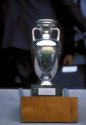 Europameistertrophäe Coupe Henri Delaunay Fußball Länderspiel Herren EM 1984, Nationalmannschaft, Finale, Endspiel Einzelbild Paris Fußball Länderspiel Herren EM 1984, Nationalmannschaft, Finale, Endspiel Einzelbild Paris