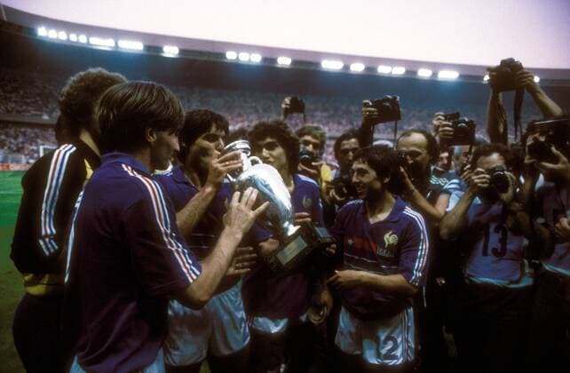 Europameister Frankreich, v.li.: Jean Francois Domergue, Manuel Amoros, der aus der Coupe Henri Delaunay trinkt, Dominique Rocheteau, Alain Giresse umlagert von Sportfotografen Fußball Länderspiel Herren EM 1984, Nationalmannschaft, Nationaltrikot, Finale, Endspiel Gruppe Paris Freude, Fußball Länderspiel Herren EM 1984, Nationalmannschaft, Nationaltrikot, Finale, Endspiel Gruppe Paris Freude,