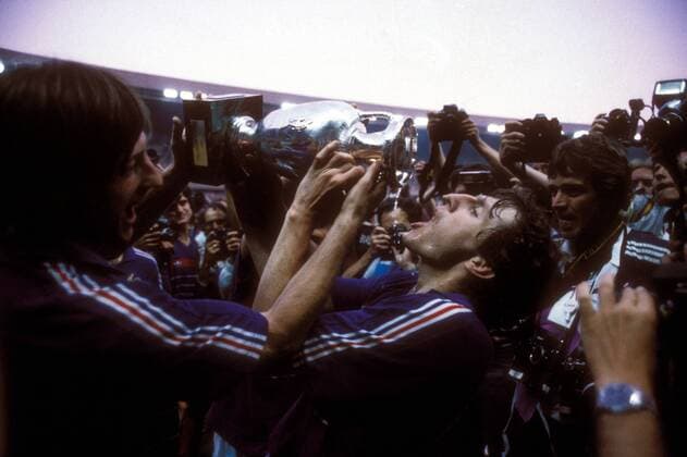 Fußball, EM Finale 1984 in Paris, Frankreich - Spanien Europameister Frankreich - Jean Francois Domergue (li.) gießt Luis Fernandez (re.) aus der Coupe Henri Delaunay Sekt in den Mund, außerdem: die umstehenden Sportfotografen Fußball Länderspiel Herren EM 1984, Nationalmannschaft, Nationaltrikot, Finale, Endspiel Gruppe Paris Freude, Fußball Länderspiel Herren EM 1984, Nationalmannschaft, Nationaltrikot, Finale, Endspiel Gruppe Paris Freude,