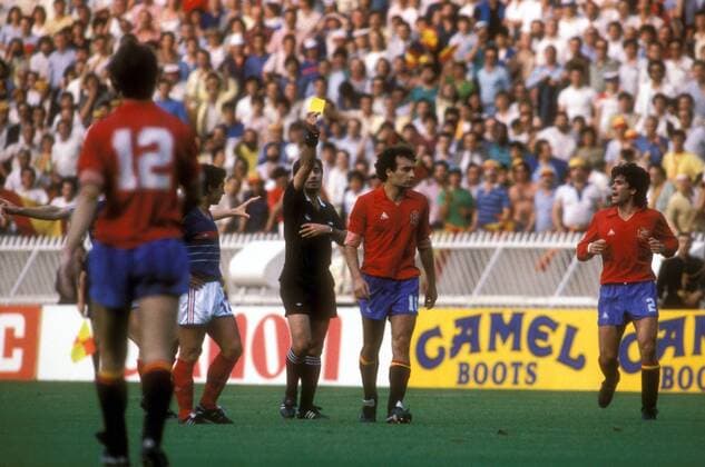 Fußball, EM Finale 1984 in Paris, Frankreich - Spanien FIFA Schiedsrichter Vojtech Christov (CSSR) zeigt Ricardo Gallego (2.v.re.) die Gelbe Karte, daneben Santiago Lugar Urquiaga (beide Spanien, re.) Fußball Länderspiel Herren EM 1984, Nationalmannschaft, Nationaltrikot, Finale, Endspiel, Frankreich - Spanien 2:0 Gruppe Paris Fußball Länderspiel Herren EM 1984, Nationalmannschaft, Nationaltrikot, Finale, Endspiel, Frankreich - Spanien 2:0 Gruppe Paris