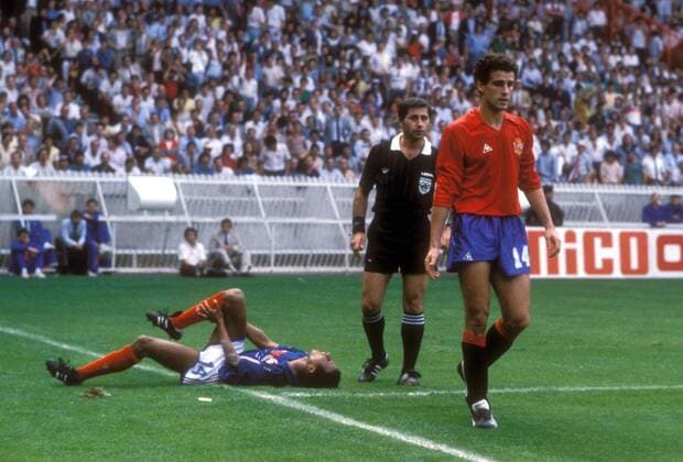 Fußball, EM Finale 1984 in Paris, Frankreich - Spanien Jean Tigana (Frankreich, li.) liegt verletzt am Boden, FIFA Schiedsrichter Vojtech Christov (CSSR) schaut Übeltäter Julio Alberto Moreno (Spanien) hinterher Fußball Länderspiel Herren EM 1984, Nationalmannschaft, Nationaltrikot, Finale, Endspiel, Frankreich - Spanien 2:0 Gruppe Paris Fußball Länderspiel Herren EM 1984, Nationalmannschaft, Nationaltrikot, Finale, Endspiel, Frankreich - Spanien 2:0 Gruppe Paris