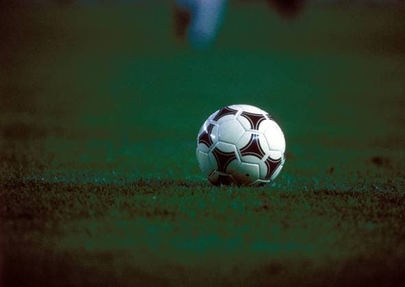 Adidas Tango Espana - offizieller Spielball der Europameisterschaftsspiele 1984 - liegt auf dem Rasen Fußball Länderspiel Herren EM 1984, Nationalmannschaft Einzelbild Aufnahmedatum geschätzt Ball Fußball Länderspiel Herren EM 1984, Nationalmannschaft Einzelbild Aufnahmedatum geschätzt Ball