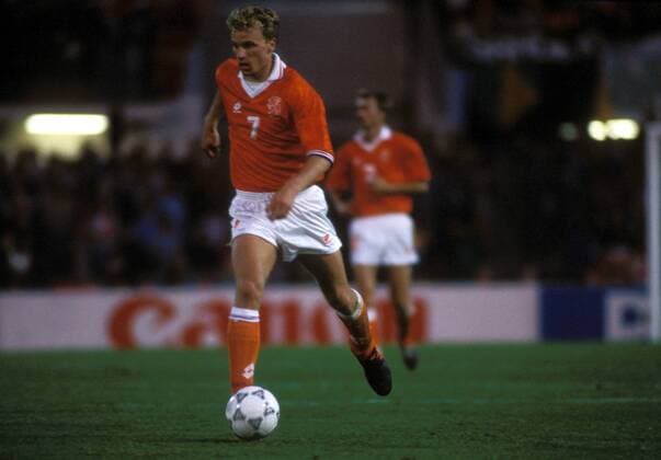 Dennis Bergkamp (Niederlande) am Ball Fußball Länderspiel Herren EM 1992, Nationalmannschaft, Nationaltrikot, Vdia Einzelbild Halbfinale Göteborg Dynamik, Fußball Länderspiel Herren EM 1992, Nationalmannschaft, Nationaltrikot, Vdia Einzelbild Halbfinale Göteborg Dynamik,