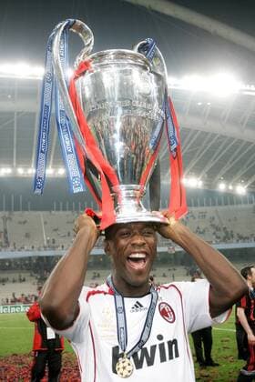 Champions League Sieger 2007 AC Mailand: Clarence Seedorf mit dem Pokal auf dem Kopf -  Fußball EC 1 Herren Champions League 2006 2007, AC Mailand, Milan, Finale Endspiel, Vdig Einzelbild Flutlicht Spiegelung spiegeln Athen Freude, Begeisterung, Fußball EC 1 Herren Champions League 2006 2007, AC Mailand, Milan, Finale Endspiel, Vdig Einzelbild Flutlicht Spiegelung spiegeln Athen Freude, Begeisterung,
