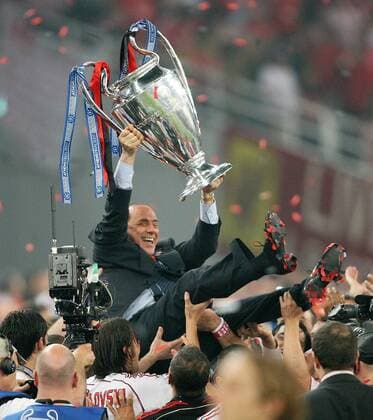 Champions League Sieger 2007 AC Mailand: Präsident Silvio Berlusconi wird samt Pokal von seinen Spielern gefeiert -  Fußball EC 1 Herren Champions League 2006 2007 AC Mailand Milan Finale Endspiel Europacupsieger Europacupsieg Vdig Gruppe Sieg, Sieger Jubel, Siegesjubel Athen Freude, Begeisterung, Fußball EC 1 Herren Champions League 2006 2007 AC Mailand Milan Finale Endspiel Europacupsieger Europacupsieg Vdig Gruppe Sieg, Sieger Jubel, Siegesjubel Athen Freude, Begeisterung,