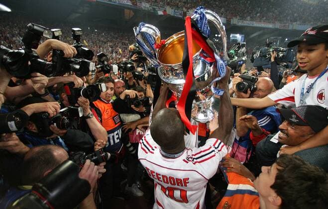 Champions League Sieger 2007 AC Mailand: Clarence Seedorf mit dem Pokal im Pulk der Fotografen -  Fußball EC 1 Herren Champions League 2006 2007 AC Mailand Milan Finale Endspiel Europacupsieger Europacupsieg Vdig Totale Sieg, Sieger Jubel, Siegesjubel Athen Freude, Begeisterung, Fußball EC 1 Herren Champions League 2006 2007 AC Mailand Milan Finale Endspiel Europacupsieger Europacupsieg Vdig Totale Sieg, Sieger Jubel, Siegesjubel Athen Freude, Begeisterung,