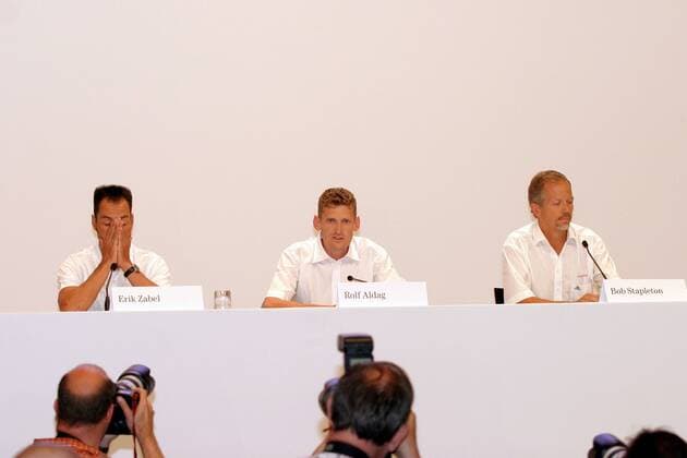 T Mobile Pressekonferenz zu den Dopingvergehen im früheren Team Telekom v.re.: Teammanager Bob Stapleton (USA), Teamchef Rolf Aldag (beide T Mobile) und Erik Zabel (beide Deutschland Milram) auf dem Podium vor den Fotografen Radsport Herren T Mobile Pressetermin 2007, Doping Dopinggeständnis Geständnis gestehen Eingeständnis Vdig Gruppe Dopingskandal Skandal Dopingaffäre Affäre Rad Bonn Fotograf Sportfotograf Kamera Kameras Verzweiflung, Radsport Herren T Mobile Pressetermin 2007, Doping Dopinggeständnis Geständnis gestehen Eingeständnis Vdig Gruppe Dopingskandal Skandal Dopingaffäre Affäre Rad Bonn Fotograf Sportfotograf Kamera Kameras Verzweiflung,