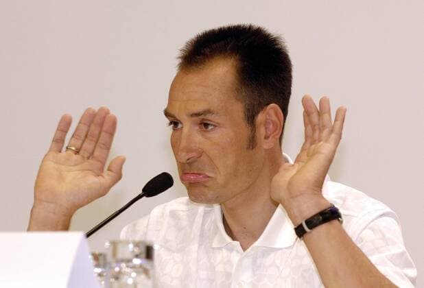 Erik Zabel (Deutschland Milram) gesteht bei der Pressekonferenz EPO Doping im ehemaligen Team Telekom Radsport Herren T Mobile Pressekonferenz 2007, Doping, Dopinggeständnis Geständnis, gestehen, Eingeständnis close Einzelbild Namensschild, Mikro, Mikrofon Gestik Bonn, Pressetermin, o0 Straßenradsport, Straße Rad Radsport Herren T Mobile Pressekonferenz 2007, Doping, Dopinggeständnis Geständnis, gestehen, Eingeständnis close Einzelbild Namensschild, Mikro, Mikrofon Gestik Bonn, Pressetermin, o0 Straßenradsport, Straße Rad