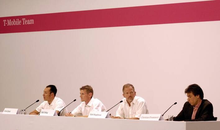 T Mobile Pressekonferenz zu den Dopingvorwürfen im ehemaligen Team Telekom, v.li.: Erik Zabel (Milram), Teamchef Rolf Aldag (beide Deutschland), Teammanager Bob Stapleton (USA) und Pressesprecher Christian Frommert (Deutschland alle T Mobile) Radsport Herren T Mobile Pressekonferenz 2007, Doping Dopinggeständnis Geständnis gestehen Eingeständnis, Podium Gruppe Pressearbeit, Öffentlichkeitsarbeit, Manager, PR Bonn Pressetermin, Teamleiter, Teamleitung, Chef Radsport Herren T Mobile Pressekonferenz 2007, Doping Dopinggeständnis Geständnis gestehen Eingeständnis, Podium Gruppe Pressearbeit, Öffentlichkeitsarbeit, Manager, PR Bonn Pressetermin, Teamleiter, Teamleitung, Chef