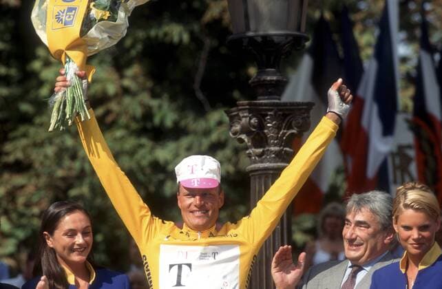 Bjarne Riis (Dänemark Team Telekom) jubelt über den Gesamtsieg bei der Tour de France 1996 Radsport Herren Tour de France 1996, Straßenradsport, Straße, Rad Gruppe Champs Elysees Paris Begeisterung, Freude, Radsport Herren Tour de France 1996, Straßenradsport, Straße, Rad Gruppe Champs Elysees Paris Begeisterung, Freude,