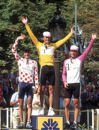 Bjarne Riis (Dänemark Team Telekom, Mitte) gewinnt die Tour de France 1996 vor Bergkönig Richard Virenque (Frankreich Festina, li.) und Jan Ullrich (Deutschland Team Telekom) Radsport Herren Tour de France 1996, Straßenradsport, Straße, Rad Gruppe Champs Elysees Paris Begeisterung, Freude, Radsport Herren Tour de France 1996, Straßenradsport, Straße, Rad Gruppe Champs Elysees Paris Begeisterung, Freude,