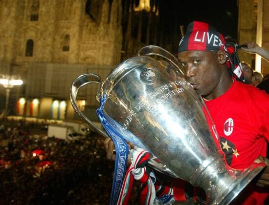 Clarence Seedorf (AC Mailand) - Champions League Sieger 2006 2007 - küsst den Pokal - Fußball EC 1 Herren Champions League 2006 2007, AC Milan, Europacupsieger, Europacupsieg Einzelbild Mailand Fußball EC 1 Herren Champions League 2006 2007, AC Milan, Europacupsieger, Europacupsieg Einzelbild Mailand