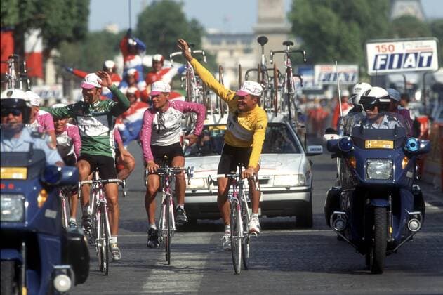 Erfolgreiches Team Telekom bei der Tour de France 1996: Gesamtsieger Bjarne Riis (Dänemark, re.) winkt mit Sprintkönig Erik Zabel (li.) und dem Drittplatzierten Jan Ullrich (beide Deutschland) den Anhängern auf der Champs Elysees Radsport Herren Tour de France 1996, Straßenradsport, Straße, Rad Gruppe Champs Elysees Paris Freude, Radsport Herren Tour de France 1996, Straßenradsport, Straße, Rad Gruppe Champs Elysees Paris Freude,