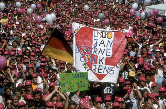 Radsportfans feiern auf dem Bonner Rathausplatz ihre Idole der Tour de France 1996 und drücken mit einem Transparent ihre Verehrung für Udo Bölts, Jan Ullrich, Erik Zabel, Jens Heppner (alle Deutschland) und Bjarne Riis (Dänemark alle Team Telekom) aus Radsport Herren Tour de France 1996, Straßenradsport, Straße, Rad Totale Farbe, Farben, Teamfarbe, Teamfarben, Jubel, Idol Bonn Begeisterung, Freude, Radsport Herren Tour de France 1996, Straßenradsport, Straße, Rad Totale Farbe, Farben, Teamfarbe, Teamfarben, Jubel, Idol Bonn Begeisterung, Freude,