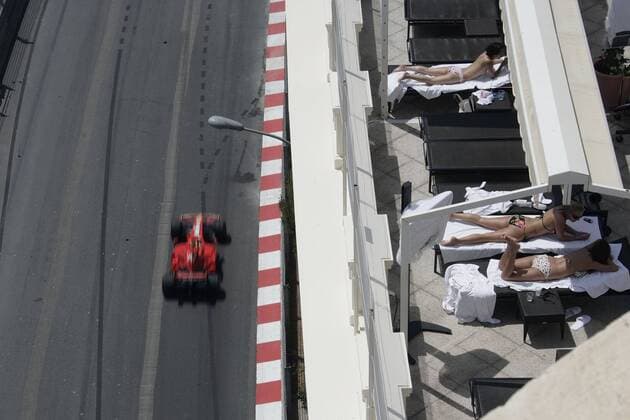 Felipe Massa (Brasilien Ferrari) fährt in seinem Boliden beim GP Monaco 2007 an sonnenbadenden Frauen vorbei Motorsport Grand Prix Herren Großer Preis von Monaco 2007, Formel 1 Weltmeisterschaft, F1, F, GP, WM, Freies Training Totale Monte Carlo Motorsport Grand Prix Herren Großer Preis von Monaco 2007, Formel 1 Weltmeisterschaft, F1, F, GP, WM, Freies Training Totale Monte Carlo