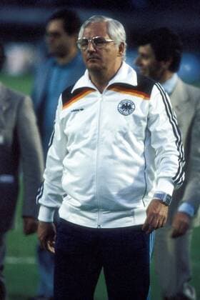 Bundestrainer Jupp Derwall (BR Deutschland) - Abgang Fußball Länderspiel Herren EM 1980, Nationalmannschaft, Gruppe 1, BRD Vdia Einzelbild Turin Enttäuschung, Fußball Länderspiel Herren EM 1980, Nationalmannschaft, Gruppe 1, BRD Vdia Einzelbild Turin Enttäuschung,