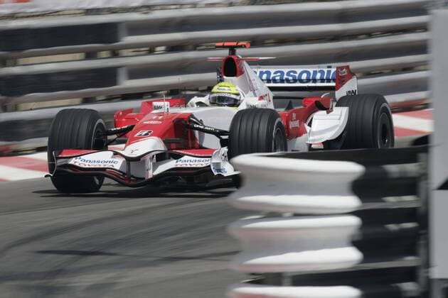 Ralf Schumacher (Deutschland Toyota) in seinem Boliden zwischen den Leitplanken Motorsport Grand Prix Herren Großer Preis von Monaco 2007, Formel 1 Weltmeisterschaft, F1, F, GP, WM, Freies Training Einzelbild Monte Carlo Motorsport Grand Prix Herren Großer Preis von Monaco 2007, Formel 1 Weltmeisterschaft, F1, F, GP, WM, Freies Training Einzelbild Monte Carlo