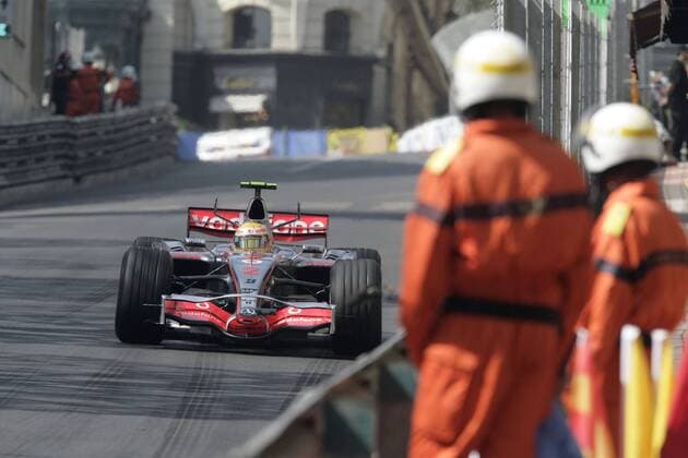 Lewis Hamilton (England McLaren Mercedes) in seinem Boliden von Streckenposten überwacht Motorsport Grand Prix Herren Großer Preis von Monaco 2007, Formel 1 Weltmeisterschaft, F1, F, GP, WM, Freies Training Totale Monte Carlo Motorsport Grand Prix Herren Großer Preis von Monaco 2007, Formel 1 Weltmeisterschaft, F1, F, GP, WM, Freies Training Totale Monte Carlo