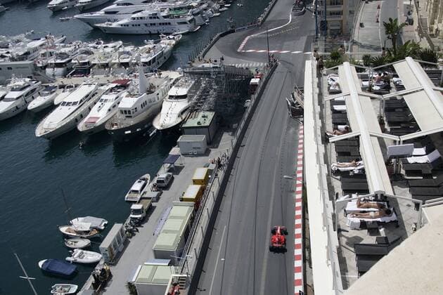Ferrari F1 Bolide fährt die Hafenschikane in Monaco 2007 an Motorsport Grand Prix Herren Großer Preis von Monaco 2007, Formel 1 Weltmeisterschaft, F1, F, GP, WM, Freies Training Totale Circuit de Monaco Monte Carlo Motorsport Grand Prix Herren Großer Preis von Monaco 2007, Formel 1 Weltmeisterschaft, F1, F, GP, WM, Freies Training Totale Circuit de Monaco Monte Carlo